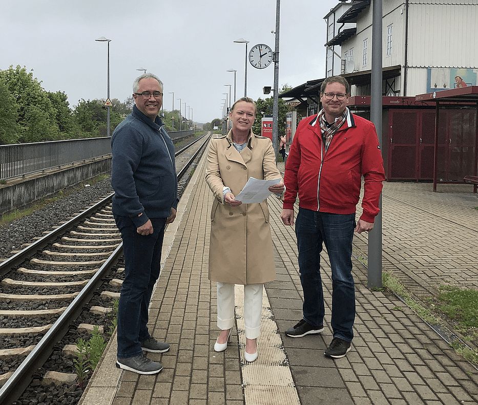 v. links nach rechts: Dirk Fornahl, Dunja Kreiser, Marcus Bosse am Baddeckenstedter Bahnhof