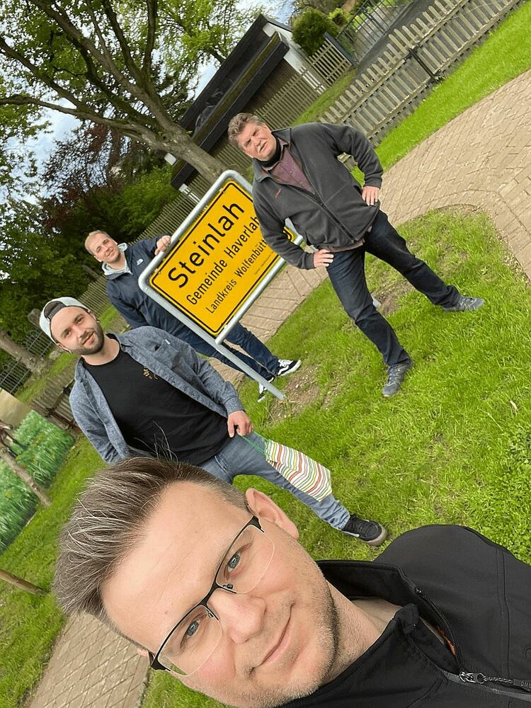 Auf dem Bild zu sehen sind (von vorne nach hinten) Marcel Kamphenkel, Max Stäbner und Lando Tuski mit dem Vorsitzenden Michael Tempel (rechts). Jan Holzenbecher war beim Fototermin verhindert.